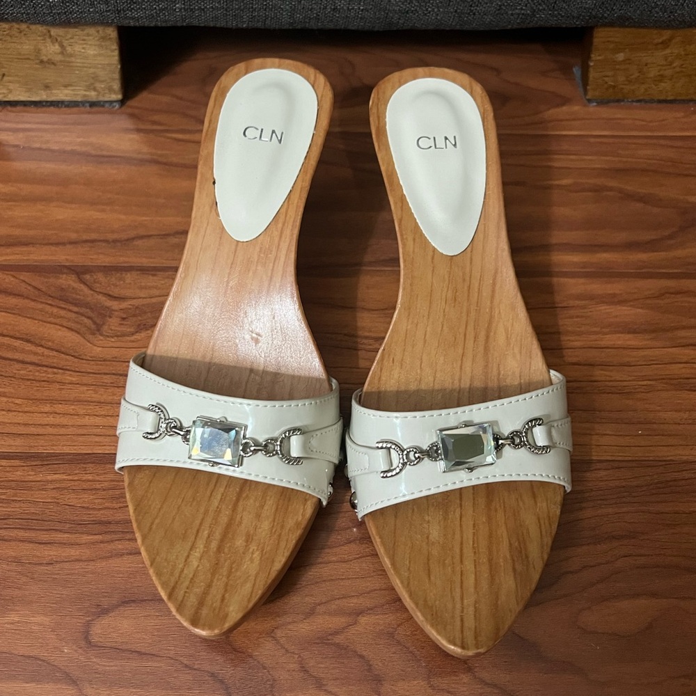 CLN Women's Cream Slide Sandals, size 7